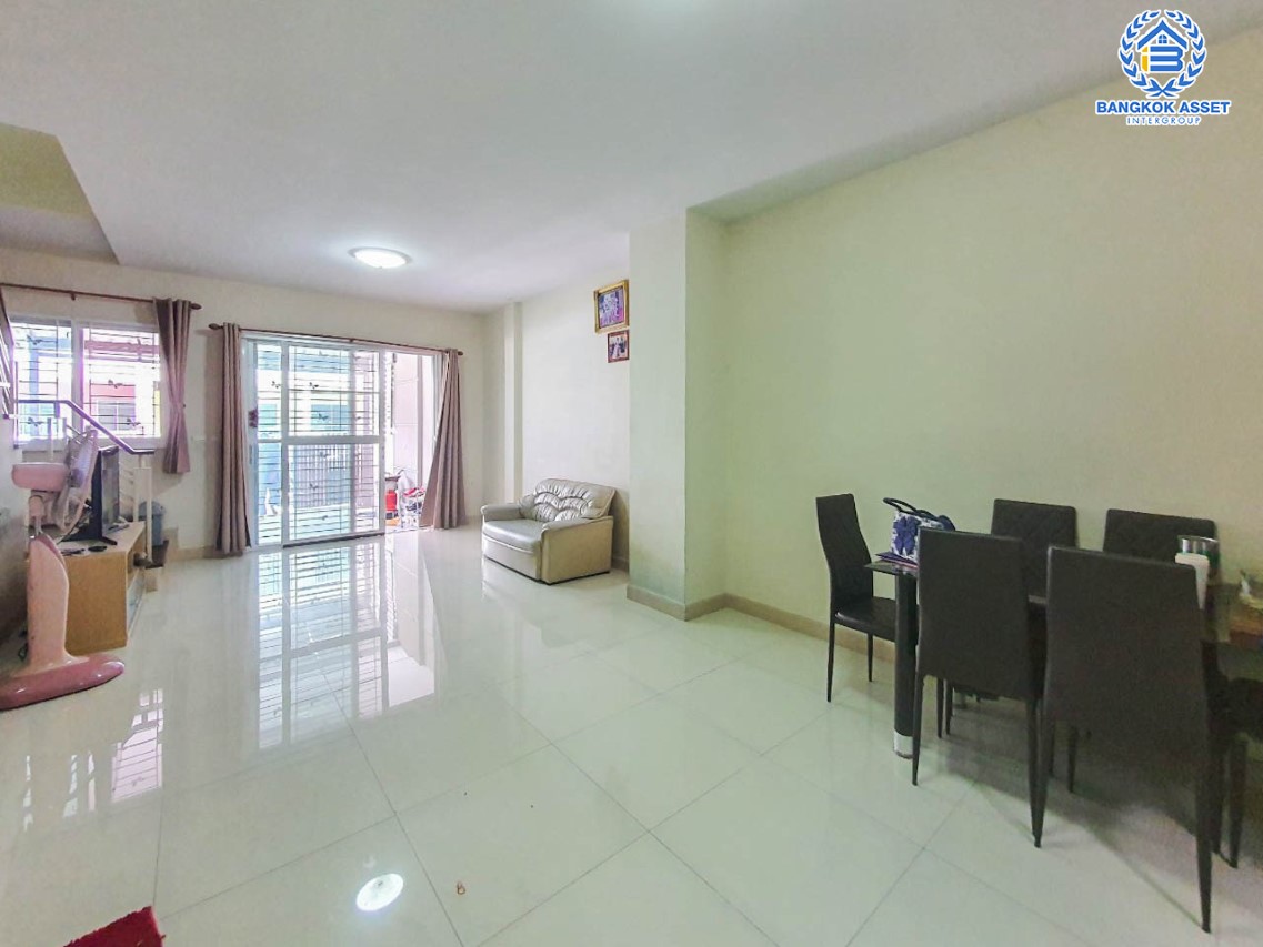 *****ทาวน์เฮ้าส์มือสองกรุงเทพฯ ม.รื่นฤดี7 หทัยราษฎร์ เนื้อที่เกือบ 19 ตร.ว. ฟังก์ชัน 3 ห้องนอน 2 ห้องน้ำ 1 ที่จอดรถ แถมฟรี! 2 เครื่องปรับอากาศ บนทำเลติด ถ.หทัยราษฎร์ ใกล้รถไฟฟ้าสายสีชมพู "สถานีมีนบุรี" ในราคาสุดคุ้ม!